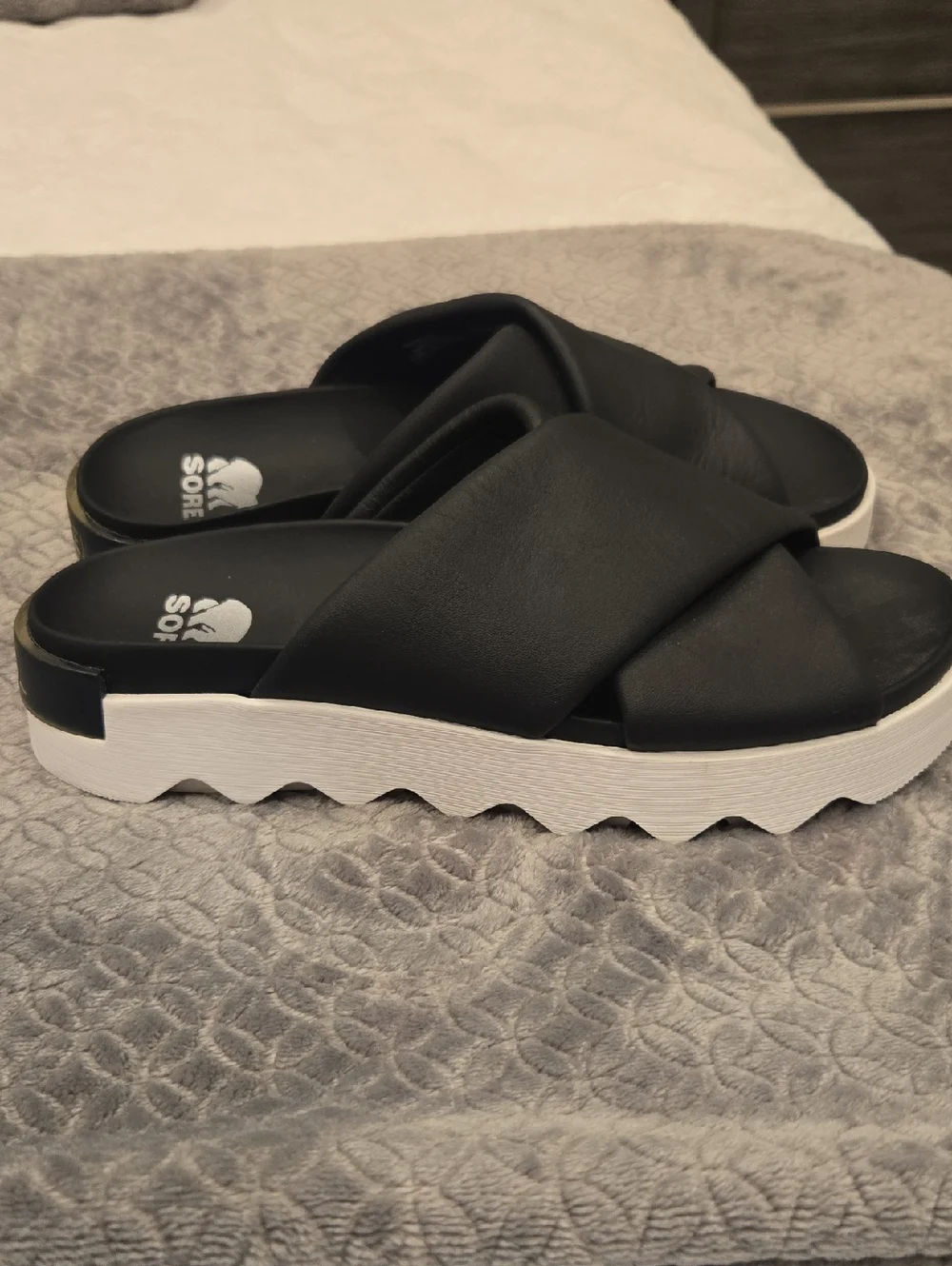 Women's Sorel Black Vibe Crisscross Platform Slide Sandals NEW Size 7.5 - Picture 4 of 4